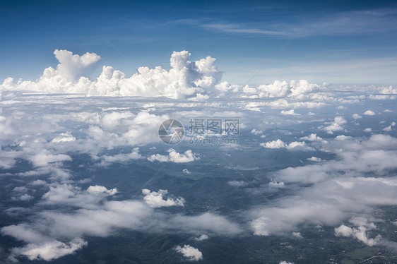 蓝蓝色完美天空高空云山 高海拔云层图片