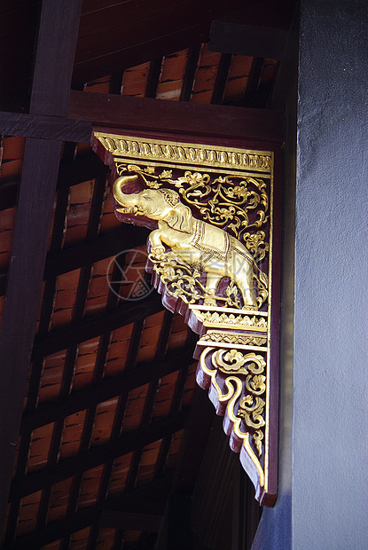 清迈寺窗和屋顶上的泰国传统美术艺术风格金子文化墙纸佛教徒雕刻历史宗教古董寺庙图片