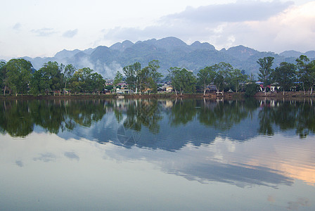 乡村风景和湖面反射图片