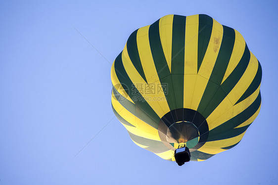 天空热气球闲暇条纹飞艇蓝色旅行篮子运输飞行气球热气图片
