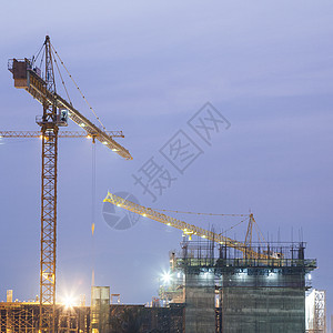 黄昏时建造工地的建筑财产房子金属职场蓝色起重机项目办公室城市水泥图片