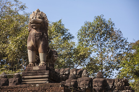柬埔寨Ankor Thom的狮子雕塑石头雕刻宽慰收获遗产堡垒射线建筑学兴趣避难所图片
