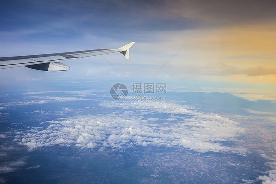 从云顶上的飞机上查看飞机场航空公司旅游商业运输天空飞行引擎航班框架图片