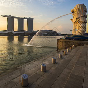 新加坡具有里程碑意义的美利翁与日出摩天大楼文化码头狮子场景商业天空景观鱼尾狮日落图片