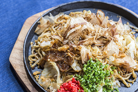 Yakisoba 日本面条油炸午餐炒锅食物蔬菜盘子胡椒炒面美食猪肉图片