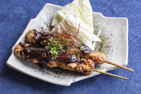 鸡炸薯条桌子食物盘子沙拉铁板叶子蔬菜午餐宏观餐厅图片