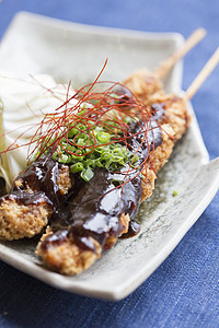 鸡炸薯条盘子鸡腿美食蔬菜油炸叶子食物小吃午餐宏观图片