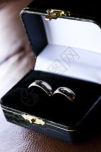 婚环在奢华的盒子里背景图片
