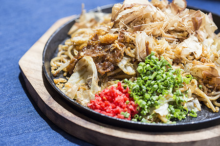 Yakisoba 日本面条炒面午餐美食猪肉炒锅油炸蔬菜食物胡椒盘子图片