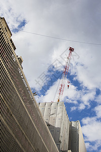 建筑工地脚手架起重机工作金属工程基础设施项目公寓摩天大楼技术图片