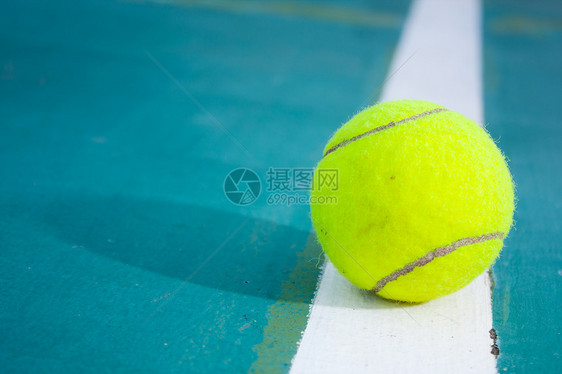 田里有网球锻炼球拍地面运动黄色闲暇娱乐场地竞赛锦标赛图片
