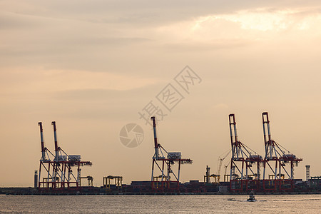 货品在日落时船厂的集装箱堆叠和起重机油船贸易进口城市后勤支撑龙门架出口港口货物图片