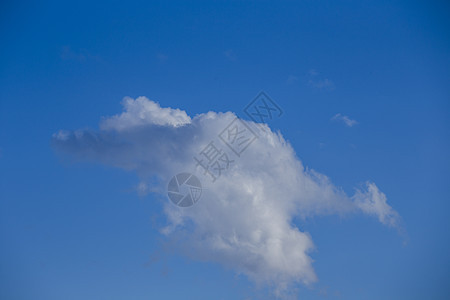蓝色云蓝天空背景晴天蓝天天气天蓝色臭氧部分季节太阳气氛天堂图片