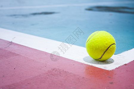田里有网球黄色游戏球拍竞赛锻炼绿色乐趣白色体育场训练图片