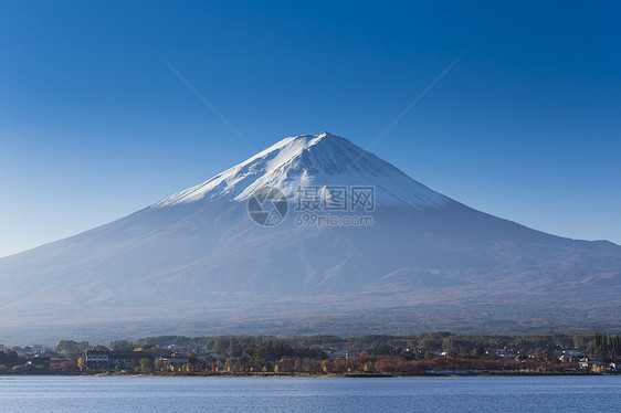 带湖和城市风景的福吉山图片