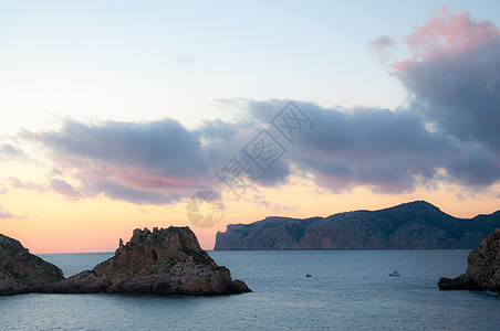 小岛屿和日落 2月 Es Malgrat旅行反射季节橙子天气场景海洋天空胰岛晴天图片