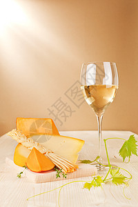 葡萄酒背景文化美食饮料白色玻璃木板黄色桌子草药食物图片