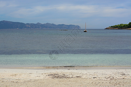 绿松海湾和停泊帆船图片