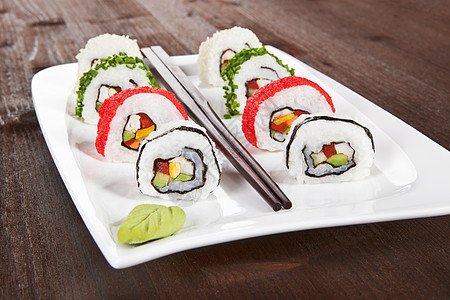 玛吉寿司 白盘上的寿司卷图片
