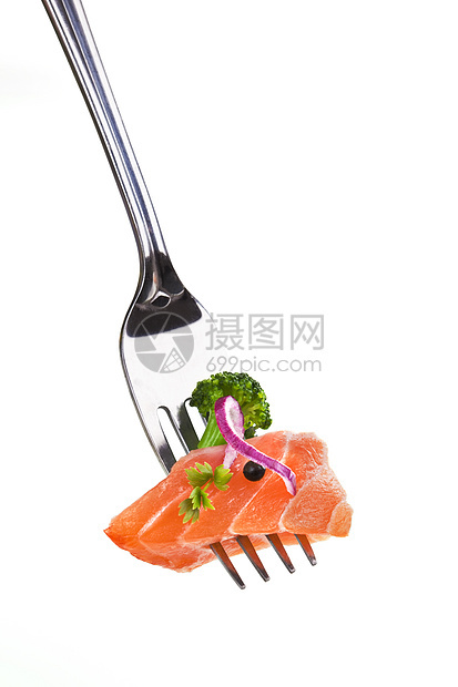 美味鲑鱼在叉子上 白色背景的三文鱼肉片图片