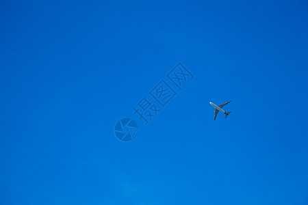 飞机在空中飞行蓝色翅膀土地引擎航空晴天旅行天空力量假期图片