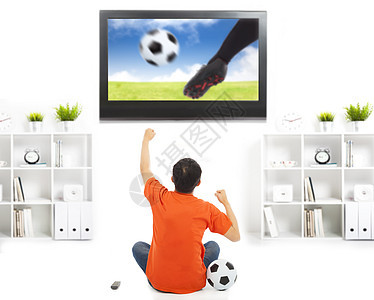 欢乐的球迷观看足球比赛和举起手手臂房间电视男人闲暇拳头胜利男性屏幕控制图片