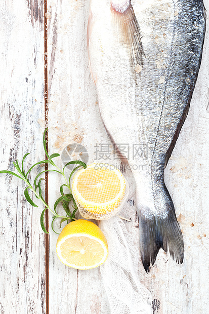 海鲜鱼 柠檬和草药鱼 顶级风景图片