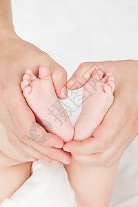 母亲手握着婴儿的脚图片