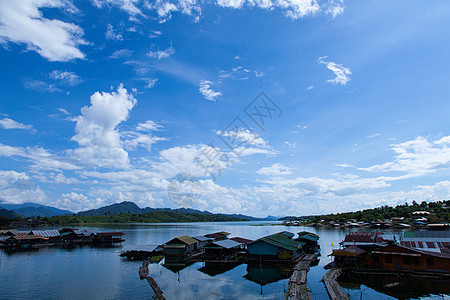 住宅木筏村庄漂浮旅行竹子风景小屋场景爬坡游客天空图片