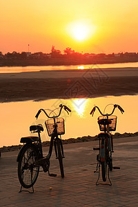老挝万象 日落时在湄公河附近图片