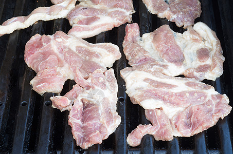 烤架上已分解的猪肉切片午餐香气牛肉炙烤肋骨营养火焰花环食物图片
