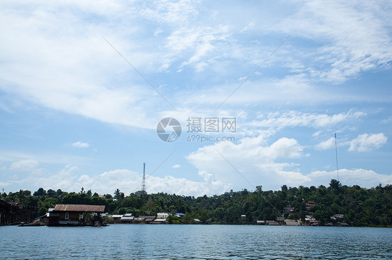 拖车在水里旅行旅游假期风景村庄天空木头房子游客树木图片