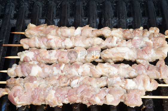 烧烤上的猪叉营养午餐牛肉火焰炙烤猪肉肋骨花环香气食物图片