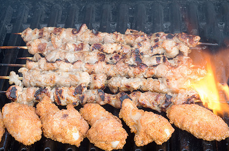 鱼叉和烤鸡翅在烤架上香气营养花环火焰食物牛肉午餐肋骨鸡翅猪肉图片