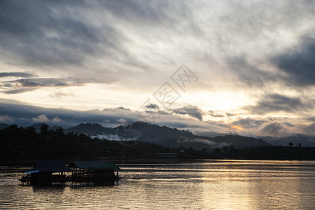 河边的拉夫特山脉旅游旅行漂流运输风景场景太阳天空水库图片