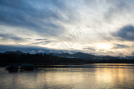 河边的拉夫特水库爬坡地区小屋木头旅游山脉岩石旅行风景图片