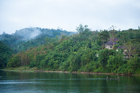 度假村就在山上小屋房子公园岩石爬坡天空悬崖水库场景旅行图片