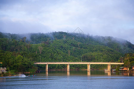 河对面的桥天空小路树木栏杆流动人行道公园森林阴影绳索图片