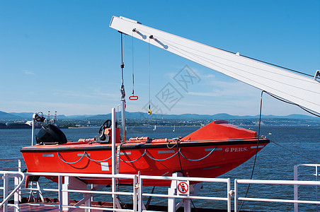 悬挂游轮甲板的救生船图片