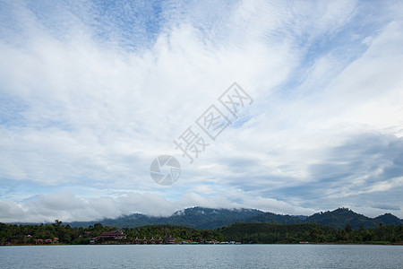 天空 山和河流海浪薄雾场地旅游顶峰场景荒野蓝色山坡岩石图片