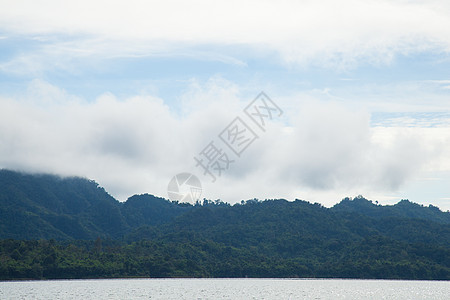 天空 山和河流海浪风景薄雾顶峰森林海岸蓝色太阳季节山坡图片