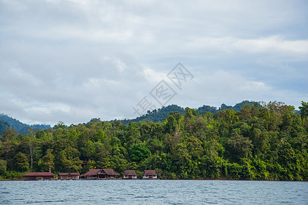 度假胜地在河里悬崖薄雾风景旅游森林公园环境旅行水库天空图片