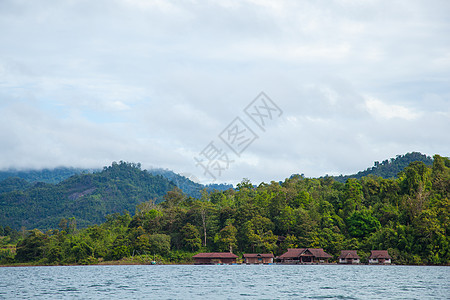 度假胜地在河里岩石爬坡公园顶峰木头石头水库场景薄雾小屋图片