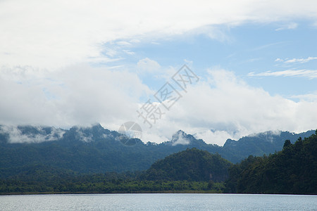 天空 山和河流天气土地风景旅行山坡薄雾蓝色季节荒野爬坡图片