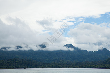 天空 山和河流海岸山脉旅行太阳场地森林土地薄雾海浪山坡图片