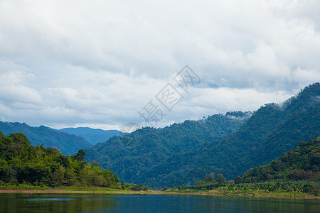 天空 山和河流蓝色旅行季节爬坡岩石山脉山坡场地场景荒野图片