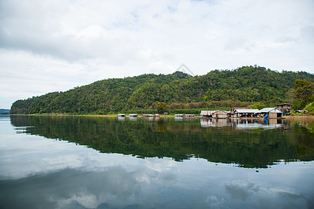 在河边的度假胜地森林旅行风景环境公园石头天空水库悬崖薄雾图片