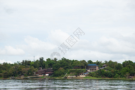 在河边的度假胜地公园薄雾爬坡天空悬崖小屋木头旅游旅行环境图片