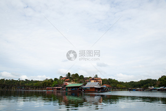 在河边的度假胜地森林风景木头薄雾顶峰环境石头小屋爬坡场景图片