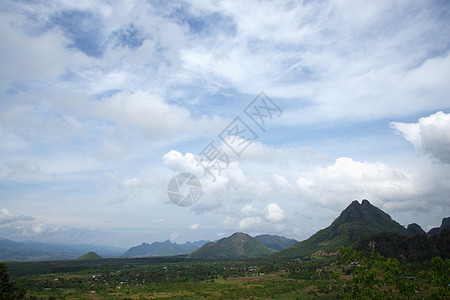 山和天空爬坡森林农村阳光天堂土地场景国家风景旅行图片